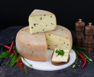 Chilli Pfefferkaese auf Brett
