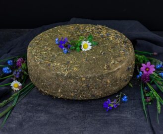 Wildkraeuterkaese Laib