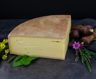 bergkaese uralt ganzer laib