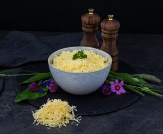 Geriebener Emmentaler Käse